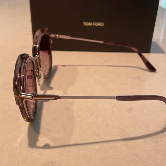 Tom Ford Women’s Sunglass - brown tortoise shell frames with silver arms - Picture 4 of 5